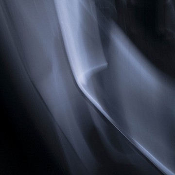 Jeux de lumières : poster sous verre, cadre en bois noir, passe-partout blanc 3 cm, dim. avec cadre 29 x 29 cm